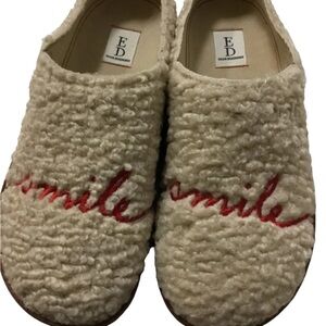ED Ellen DeGeneres Cream Sherpa 'smile' Slippers size 6